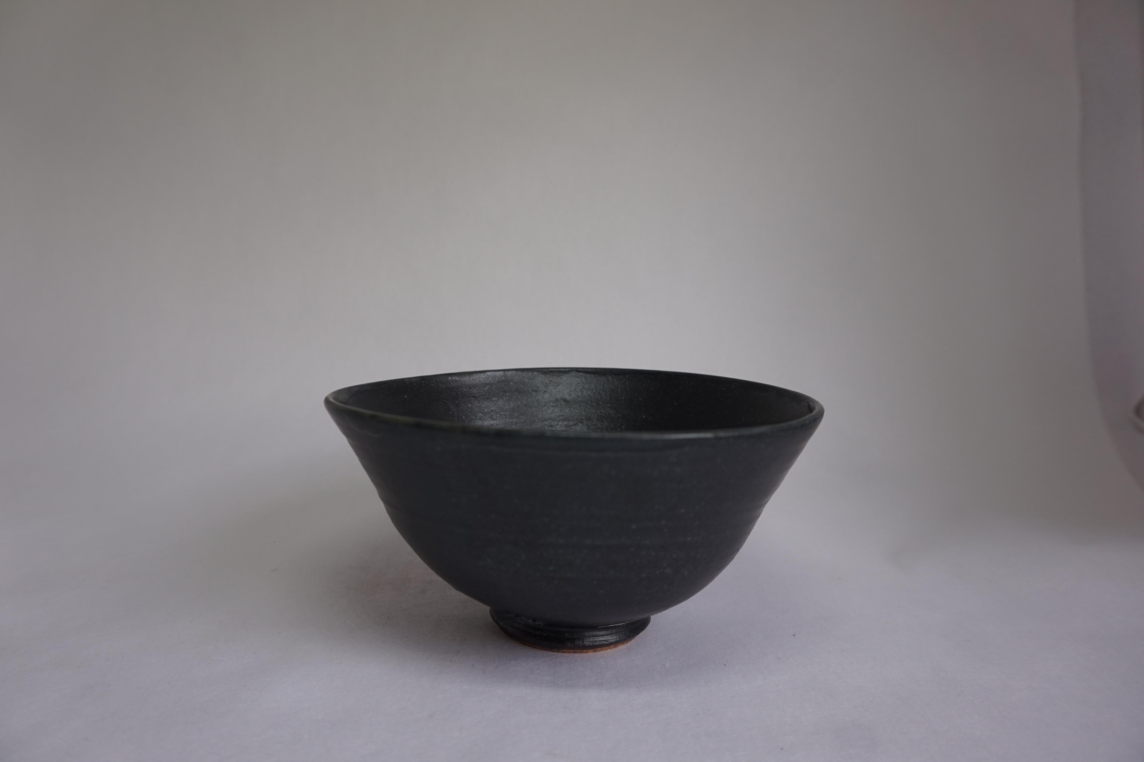 黒色めん鉢　どんぶり　マット系つやなし　陶器　軽い器