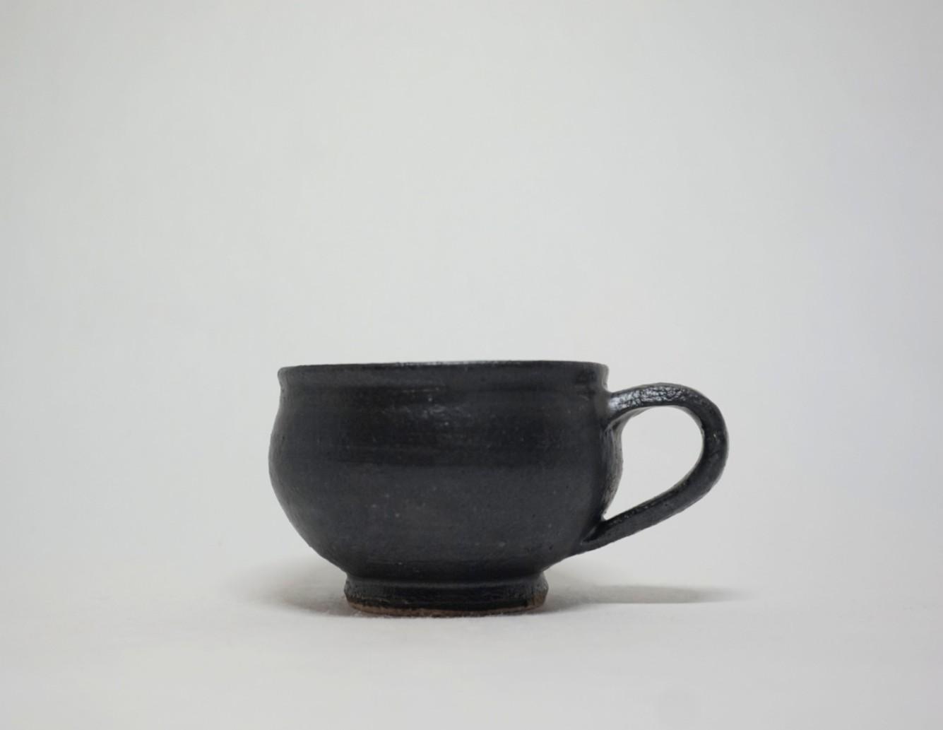 黒色コーヒーカップ　取っ手付き　マット系つやなし　陶器　軽い器