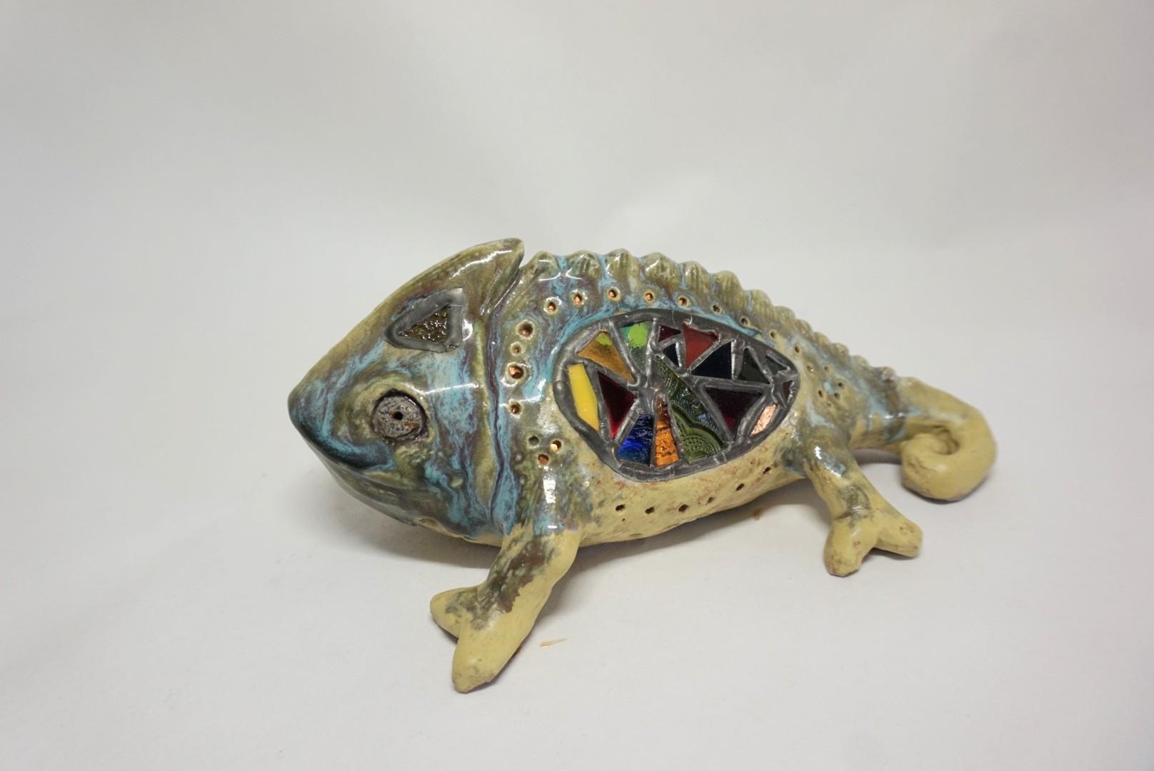 『カメレオンのランプ』　置物　陶器　ランプ　ステンドグラス