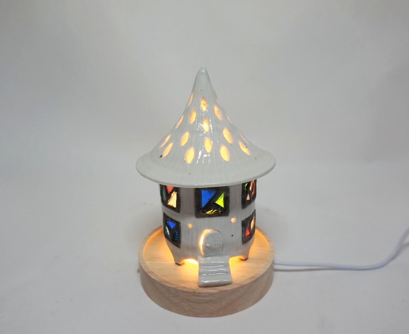 とんがり屋根のお家ランプ   陶とステンドグラスの家型ランプ　陶器　ステンドグラス　家